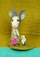 Filz-Fingerpuppe Ziege kaufen München, Filzfingerpuppe Ziege kaufen Bayern,  glove puppet goat made of felt, natürliches Kinder-Spielzeug aus Filz, Filz-Finger-Puppe Ziege, Filz-Tier, Filz-arbeit, Filzfingerpuppe Ziege auf der Wiese