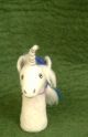 Filz-Fingerpuppe Einhorn mit blauer Schleife kaufen München, Filzfingerpuppe Einhorn kaufen Bayern, glove puppet unicorn handmade of felt, natürliches Kinder-Spielzeug aus Filz, Filz-Finger-Puppe Einhorn mit blauer Schleife 
