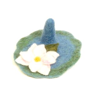 Kleiner Teich mit Lotusblüte - Filz-Landschaft für eine Filzfingerpuppe kaufen München, Teich-Filzlandschaft kaufen Bayern, small pond with lotus flower - landscape made of felt, natürliches Kinder-Spielzeug aus Filz, Filz-Teich für Filz-Tiere, kleiner Te