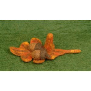 Eichenlaub mit Eicheln - Filz-Landschaft für eine Filzfingerpuppe kaufen München, Handgemachte Filzlandschaft kaufen Bayern, Eichenlaub mit Eicheln aus Filz kaufen Erding, handmade oak leave with acorns made of felt, natürliches Kinder-Spielzeug aus Filz,
