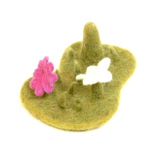 Grüne Blumenwiese - Filz-Landschaft für eine Filzfingerpuppe kaufen München, Blumenwiese Filzlandschaft kaufen Bayern, green flower meadow, landscape made of felt, natürliches Kinder-Spielzeug aus Filz, Filz-Landschaft für Filz-Tiere, grüne Blumenwiese Fi