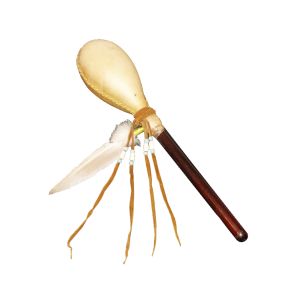 Rinderhaut-Rassel, Entenfederim gelben Köcher für schamanische Arbeit kaufen München, buy rattle made of cow skin- with duck feather, Maraka, schamanische Rassel kaufen BRD, Schamanen-Rassel kaufen Bayern, Rinderhautrassel mit Entenfeder und Perlen