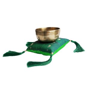Hochwertige Klangschalen-Kissen moosgrün 11x11x4 cm, hilft dem guten Ton der Klangschale. Das weiche und zugleich feste Klangschalen-Kissen ist die optimale Unterlage für die hoch geschätzte singing bowl.