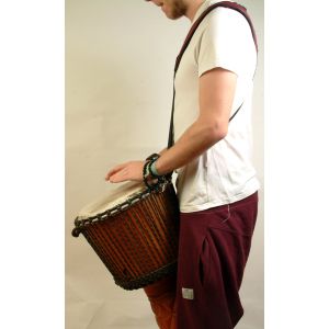 Djembe-Tragegurt Deluxe rot kaufen München, Djembegurt kaufen Bayern, Djembe-Tragegurt, buy red drum-harness, Trommeltragegurt, Trommelgurt kaufen Erding, Trommel-Gurt, Bongo-Gurt, Djembe-Tragegurt Deluxe rot im Stehen spielen